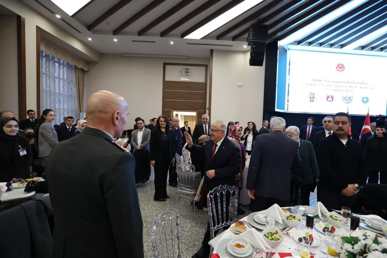 Bakan Güler, şehit aileleri ve gazilerle iftar yemeğinde bir araya ...