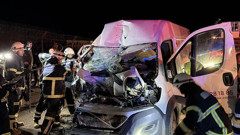 Kamyonet park halindeki TIR’a çarptı; sıkışan yolcu ağır yaralandı