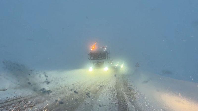 Yüksekova’da kar ve tipi; araçlar yolda kaldı