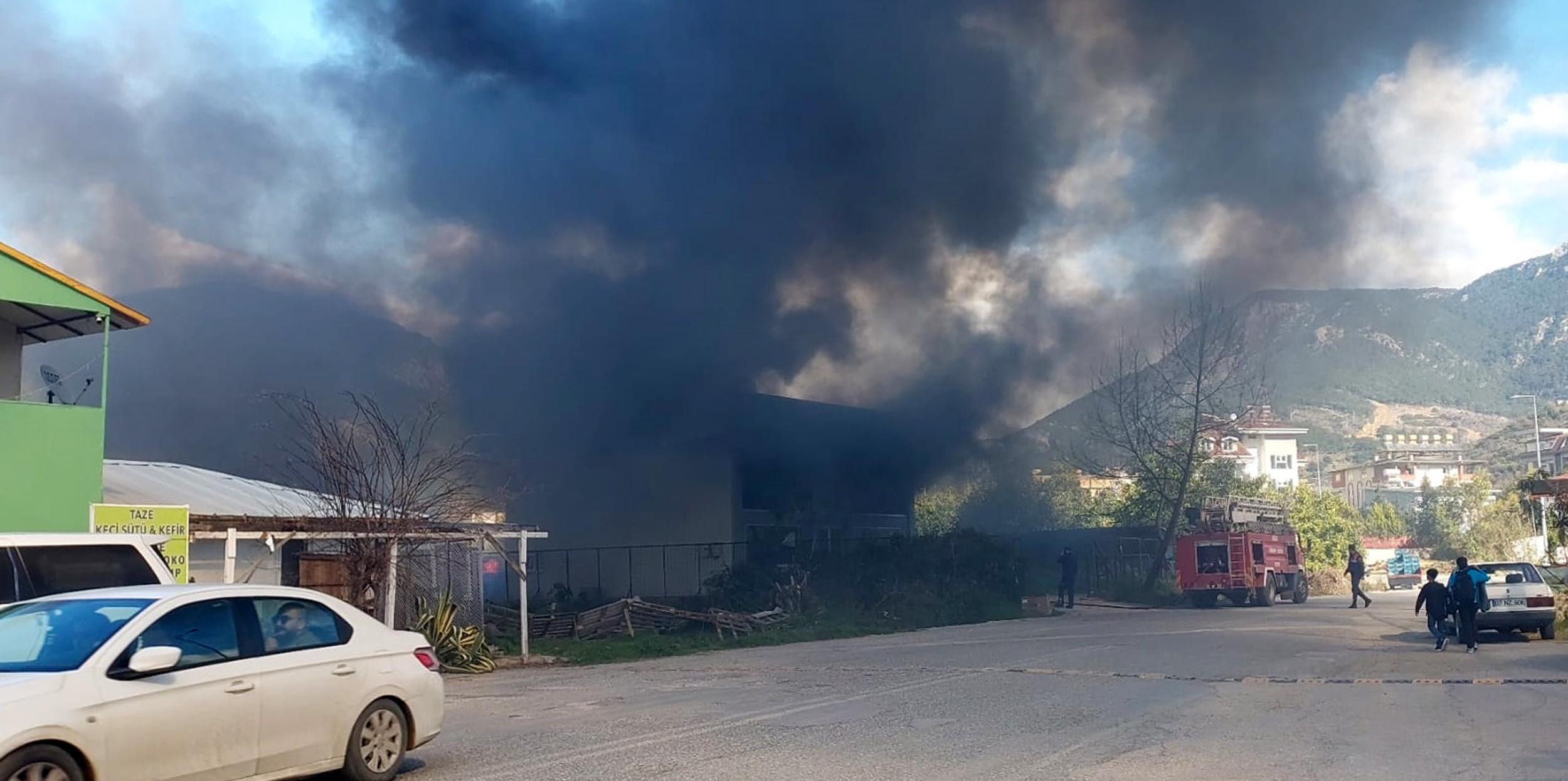 Aynı depoda ikinci yangın