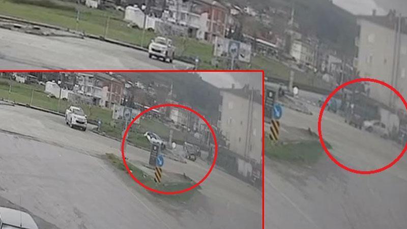 Otomobil ile hafif ticari aracın kavşakta çarpıştığı kaza kamerada