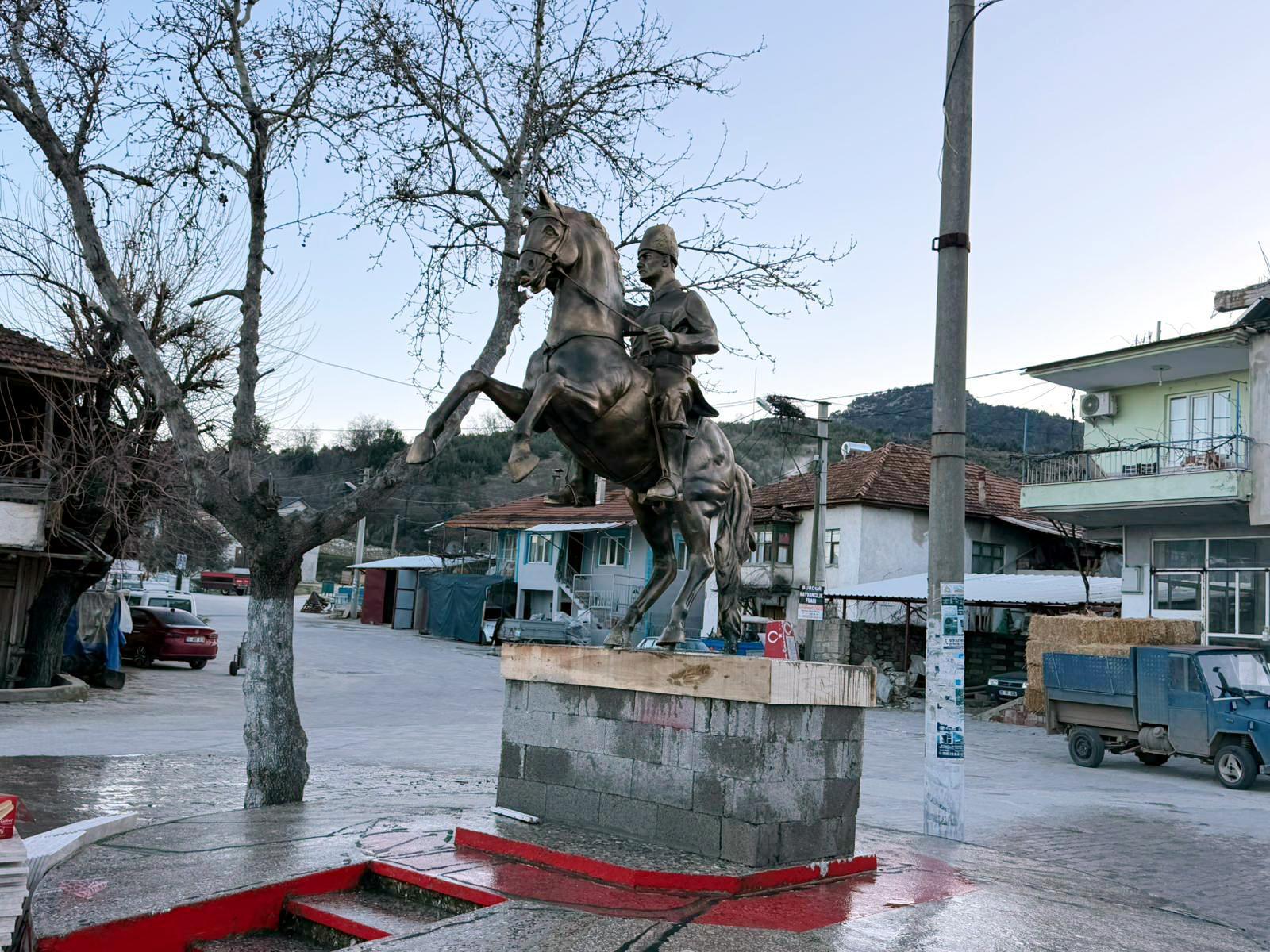 Köy meydanına Atatürk heykeli dikildi