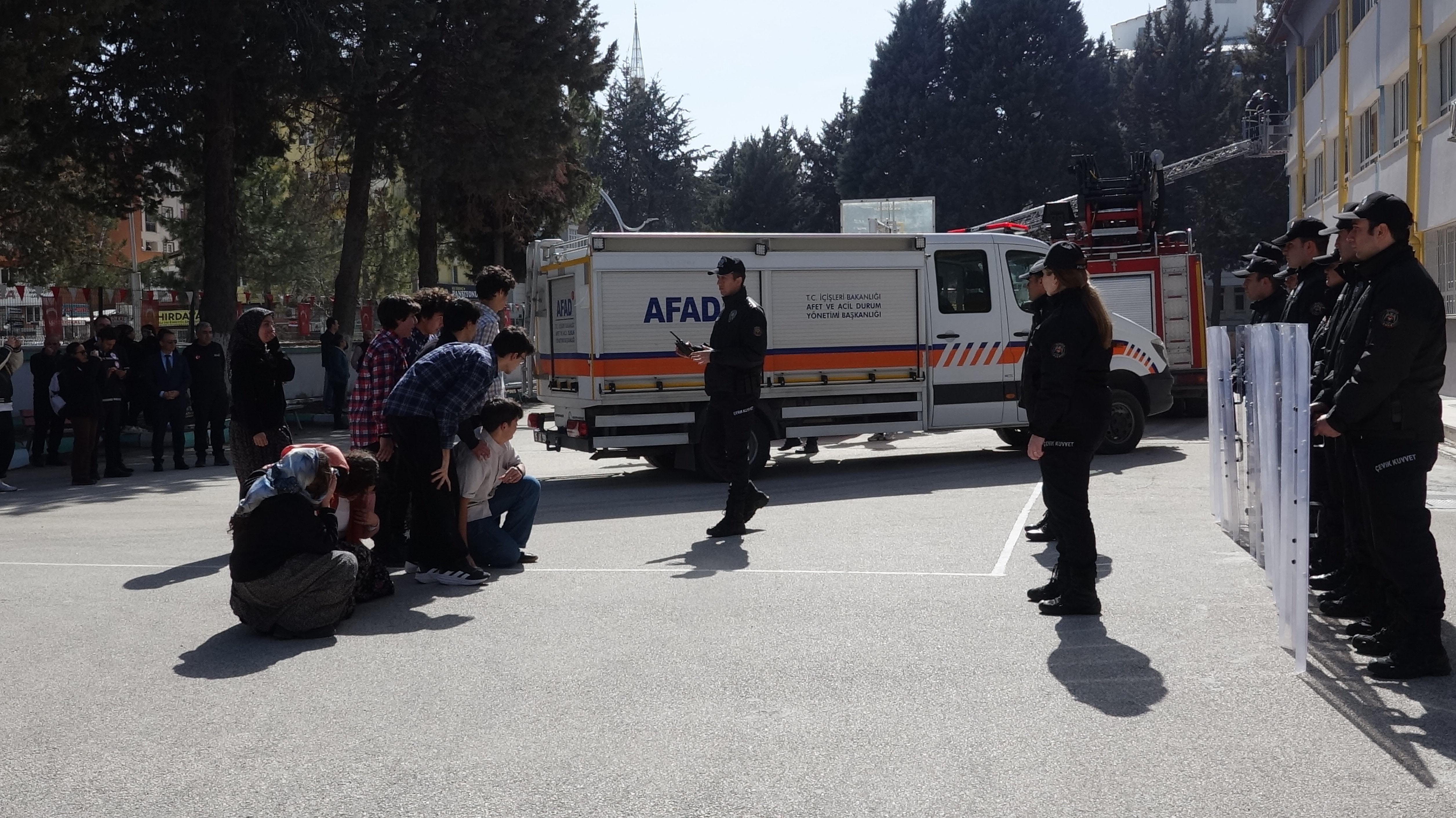 Lisede deprem tatbikatı