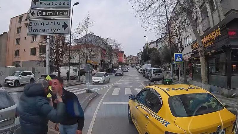 Üsküdar’da yol verme kavgası kamerada