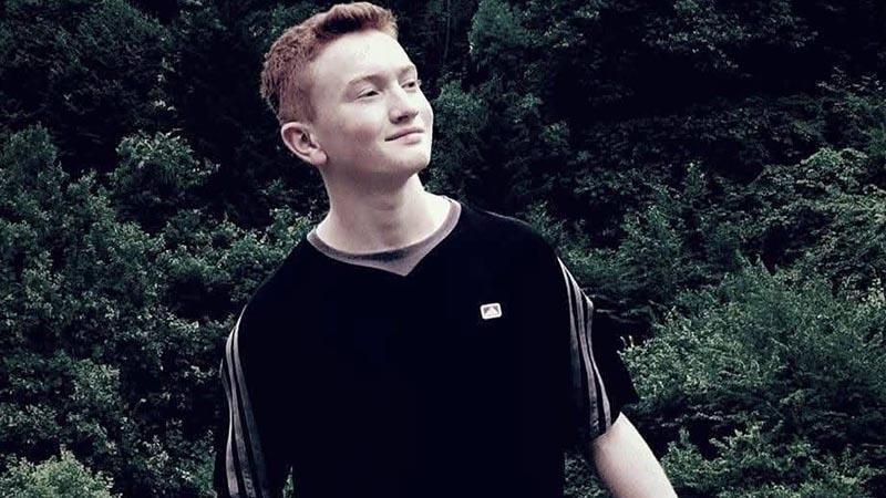 Minibüs, trafik levhası direğine çarptı; sürücü öldü, babası yaralandı