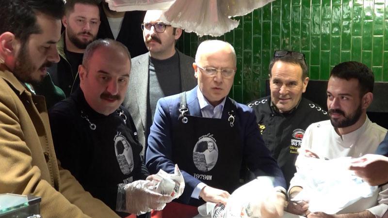 Mustafa Varank, Bursa’da geleneksel sahur programında vatandaşlarla bir araya geldi