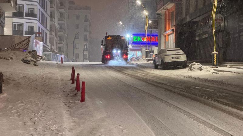 Van’da 143 yerleşim yerinin yolu kardan kapandı