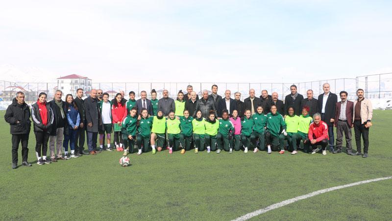 Yüksekova köy ve mahalle muhtarlarından kadın takımına ziyaret