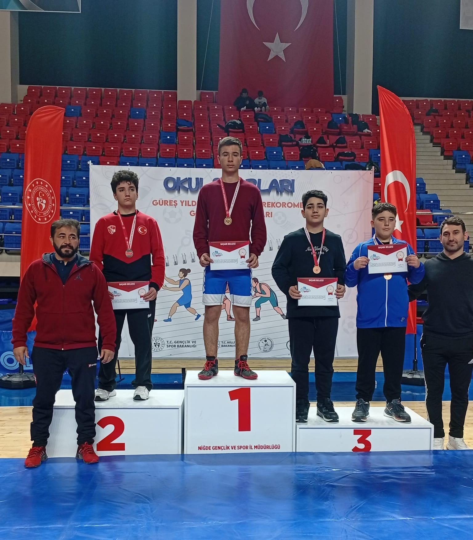 Serikli güreşçi şampiyon oldu