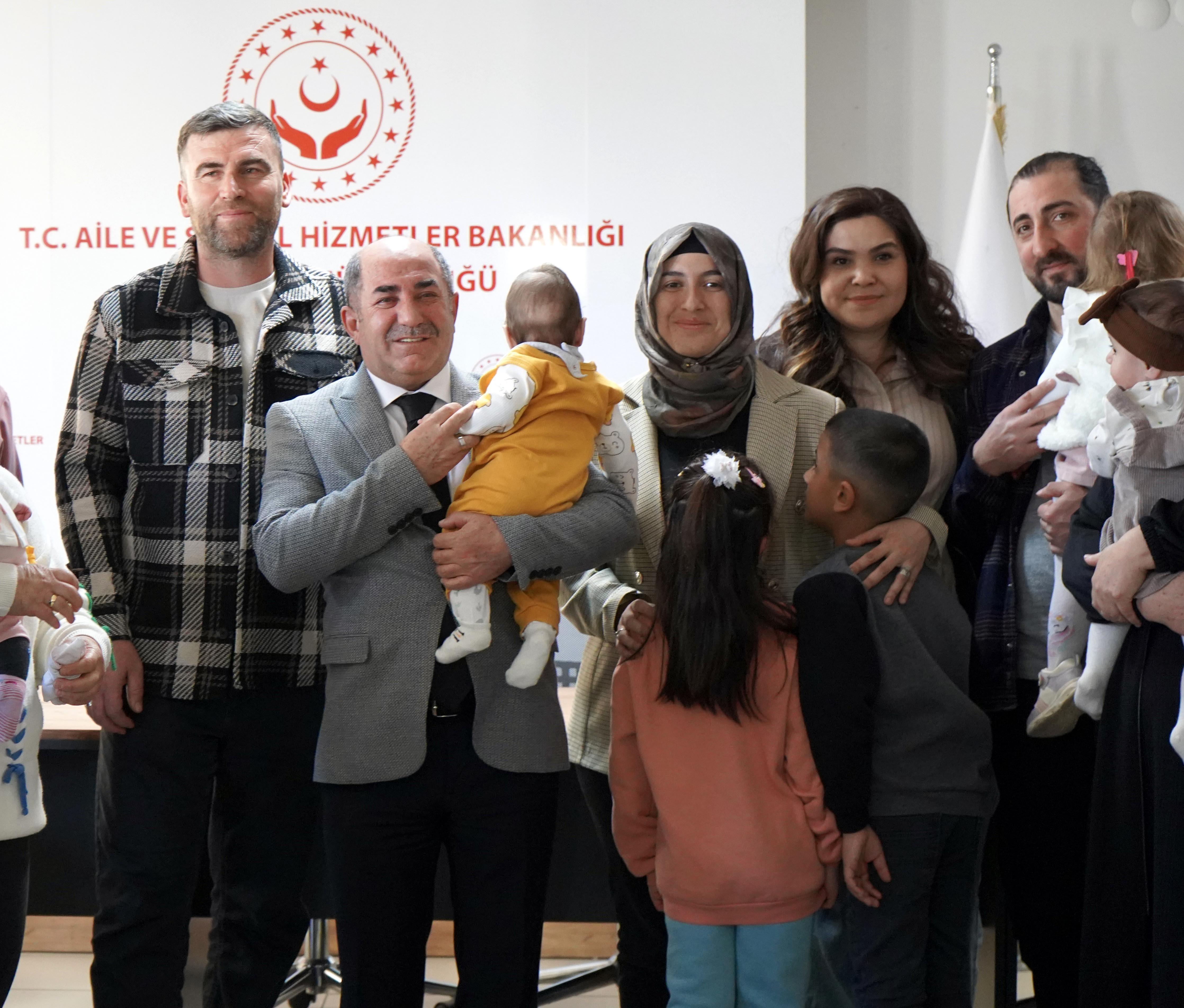 10 çocuk, koruyucu ailelerle sıcak yuvaya kavuştu