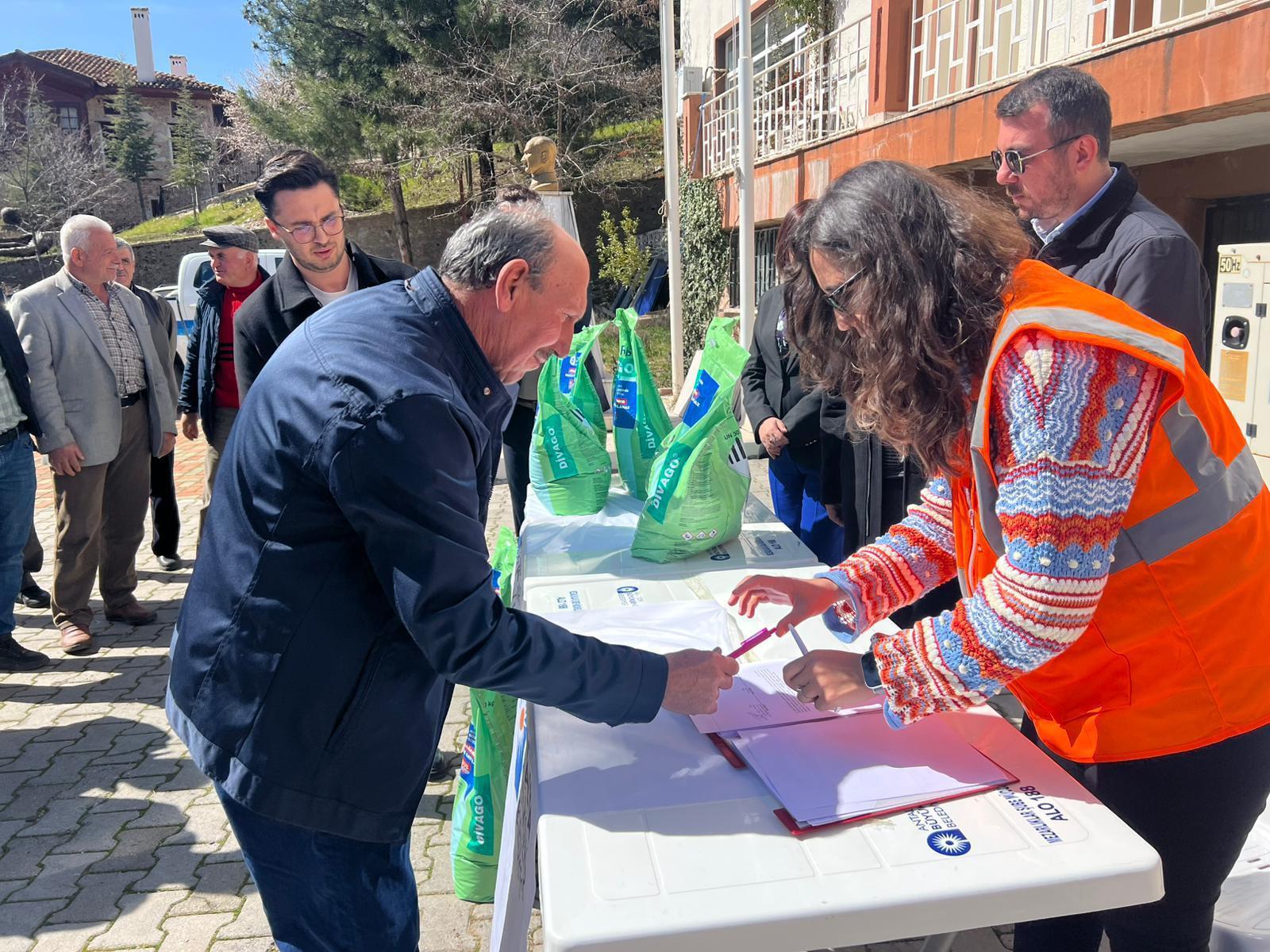 Aksekili üreticilere bordo bulamacı hibesi
