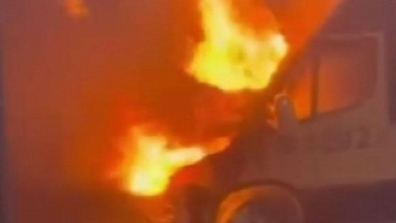 Avcılar’da park halindeki minibüs alev alev yandı