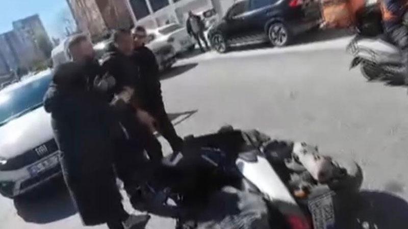 Esenyurt’ta şerit ihlali kavgası; sopayla motokuryenin üzerine yürüdü