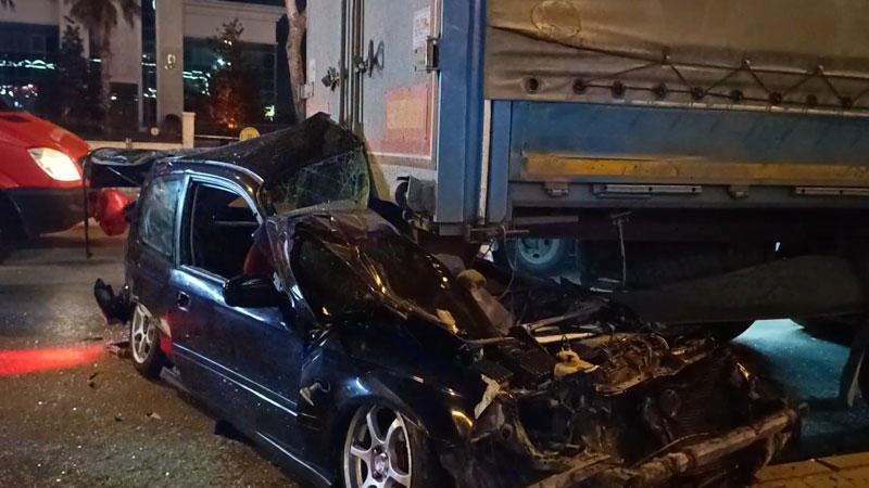 Bursa’da otomobil, park halindeki TIR’ın altına girdi: 1 ağır yaralı