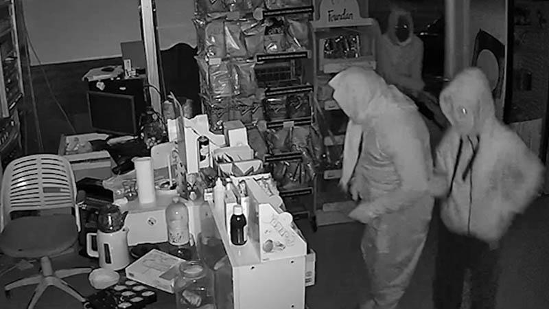 Kadın kıyafetli hırsızlar, 600 saatlik kamera kaydı incelenerek yakalandı