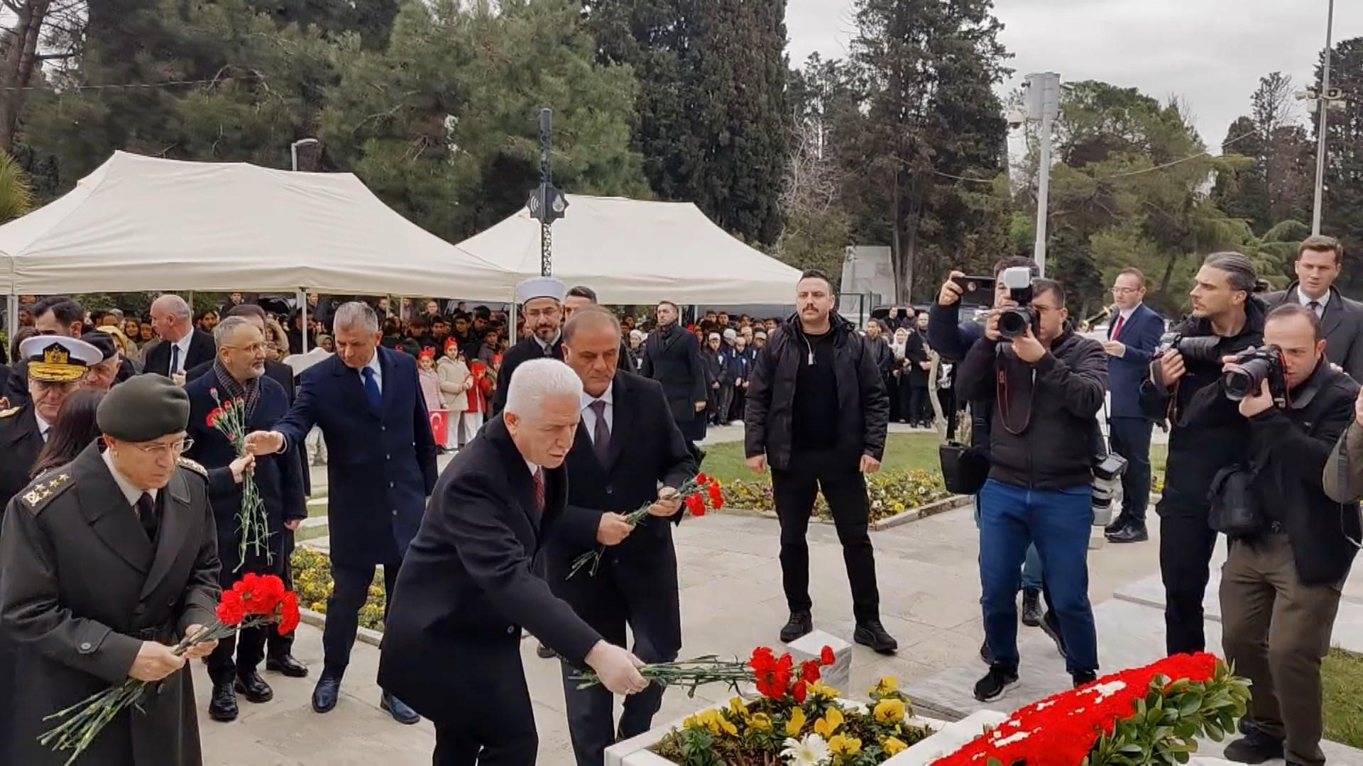 Şair Mehmet Akif Ersoy kabri başında anıldı - Son Dakika Gündem Haberleri