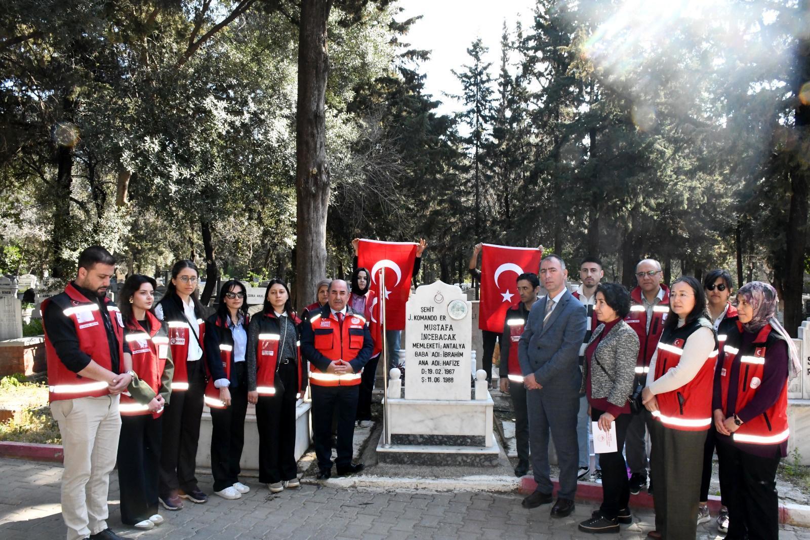 Şehit kabri ziyareti