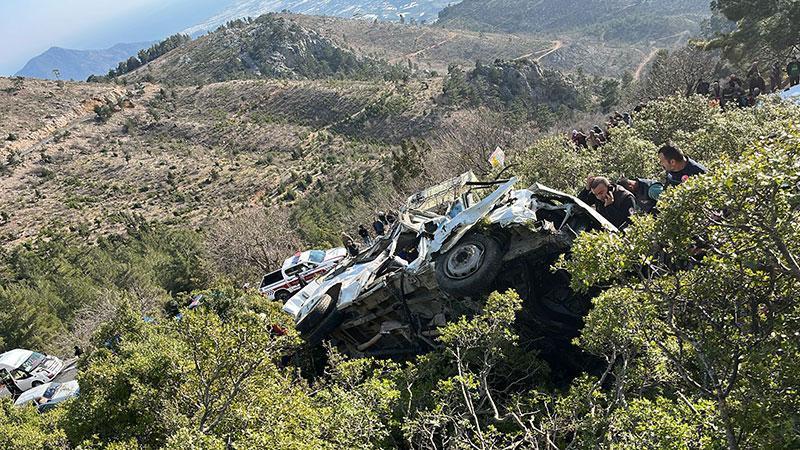 Mersin’de işçi servisi, uçurumdan yuvarlandı; 3 ölü, 11 yaralı