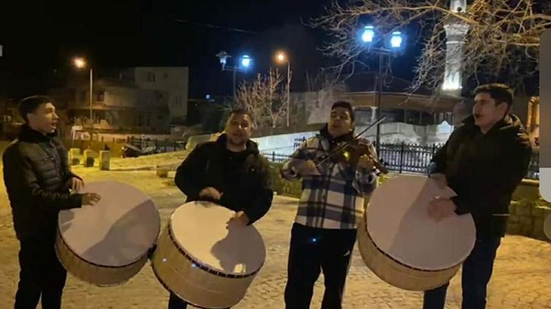 Sahura şarkı ve türkülerle kalkıyorlar