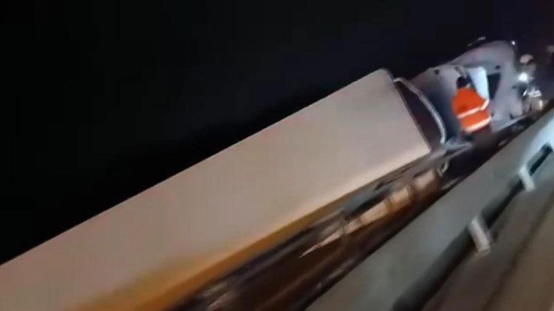 Büyükçekmece TEM Otoyolu’nda TIR devrildi; trafikte yoğunluk oluştu