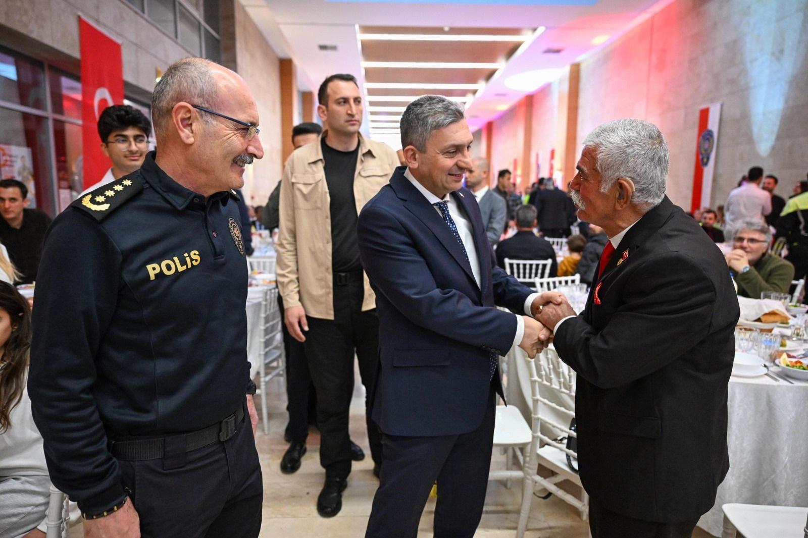 Şehit aileleri ile gaziler onuruna iftar Şehit aileleri ile gaziler onuruna iftar