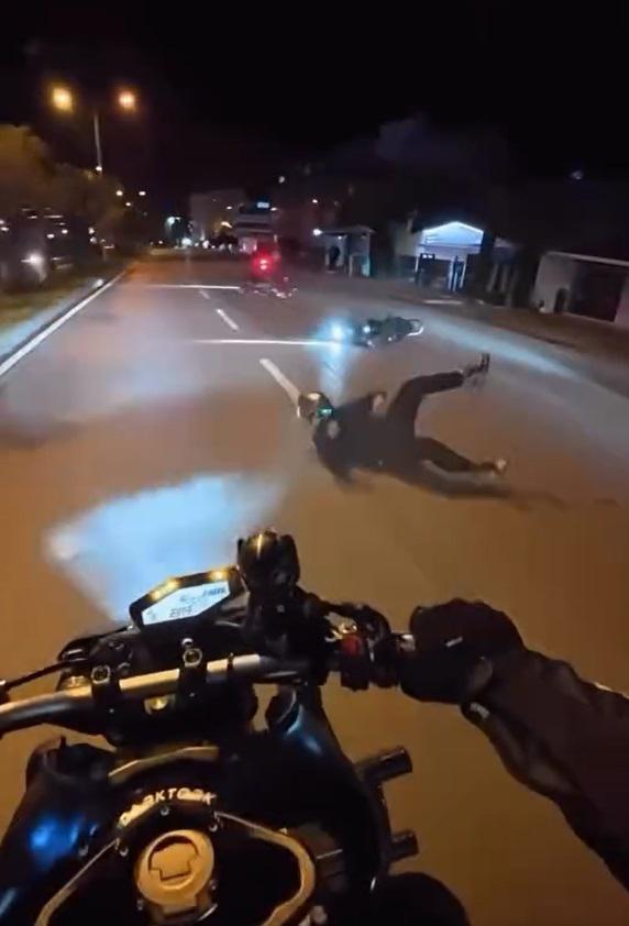 Sürücülerinin tek teker üzerinde kullandığı 2 motosiklet kaza yaptı: 2 yaralı Sürücülerinin tek teker üzerinde kullandığı 2 motosiklet kaza yaptı: 2 yaralı