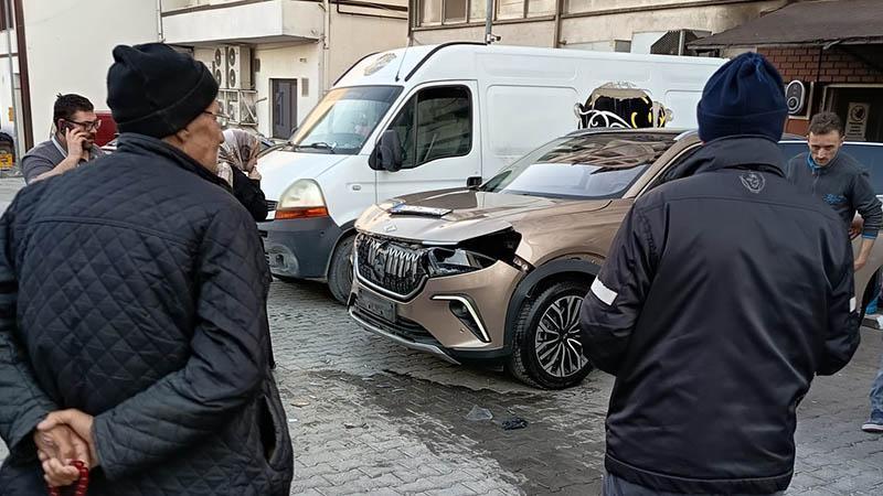 Otoparktan çıkarken fren yerine gaz pedalına bastı, 5 araca çarptı