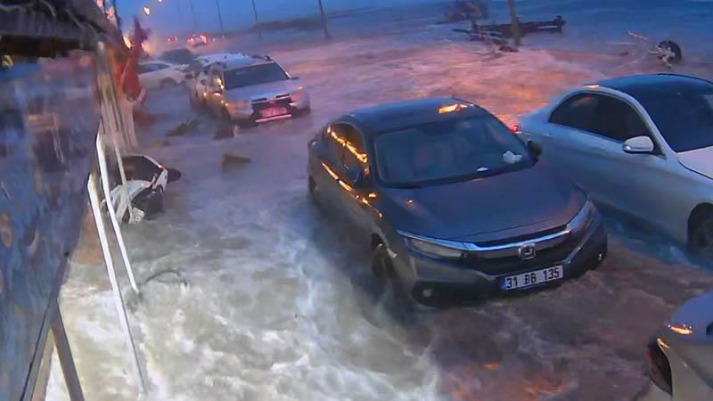 Hatay’da fırtına yaşamı olumsuz etkiledi; dalgalar yola kadar geldi