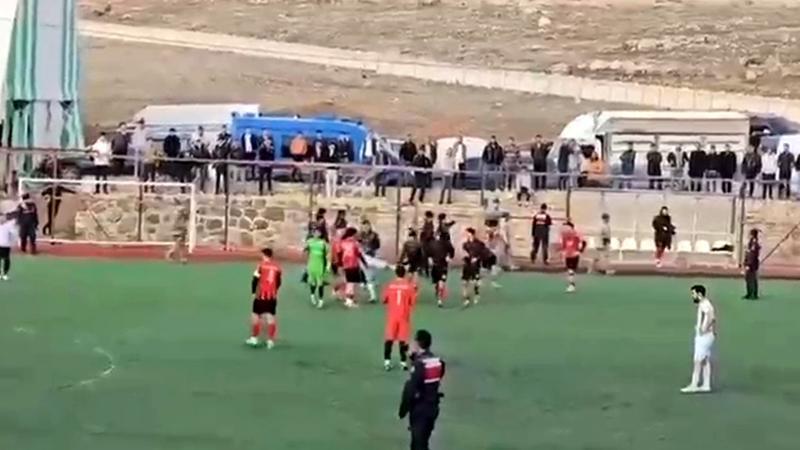 Afyon’da amatör maç sonrası saha karıştı