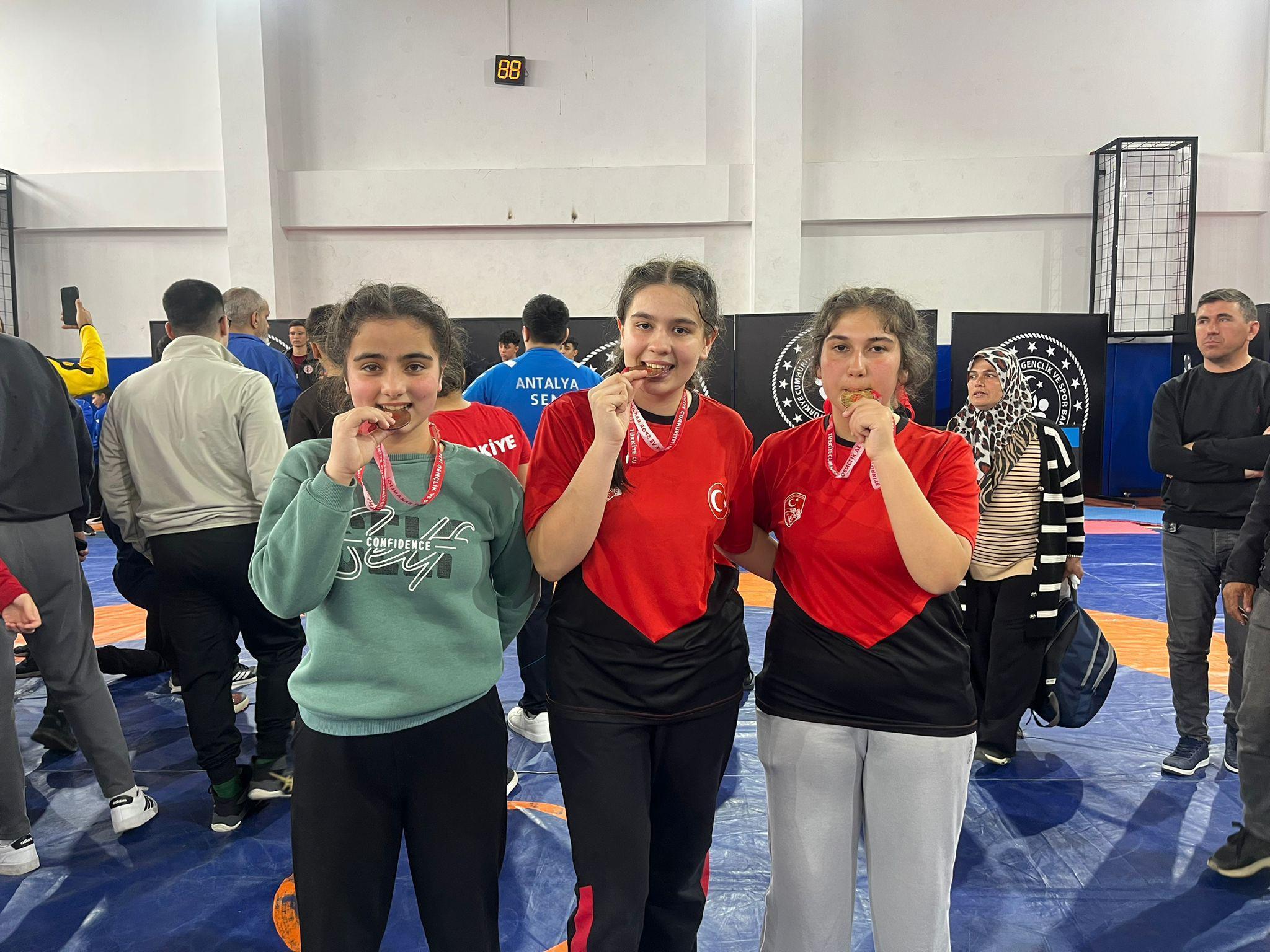 Kadınlardan güreşte 3 madalya Kadınlardan güreşte 3 madalya