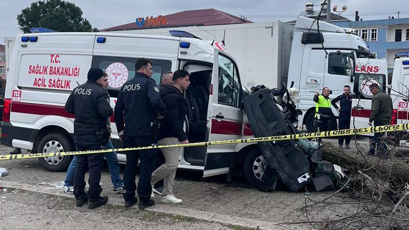 Ambulans ile kamyon çarpıştı: 1 ölü, 3 yaralı