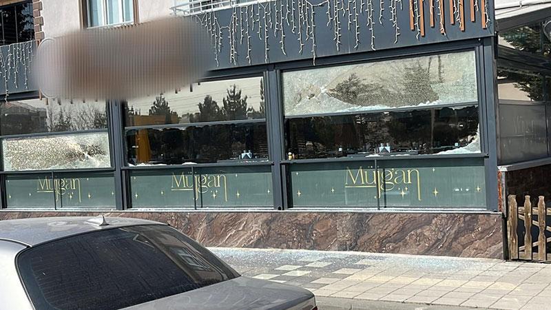Motosikletli saldırganlar kapalı restoranı kurşunladı