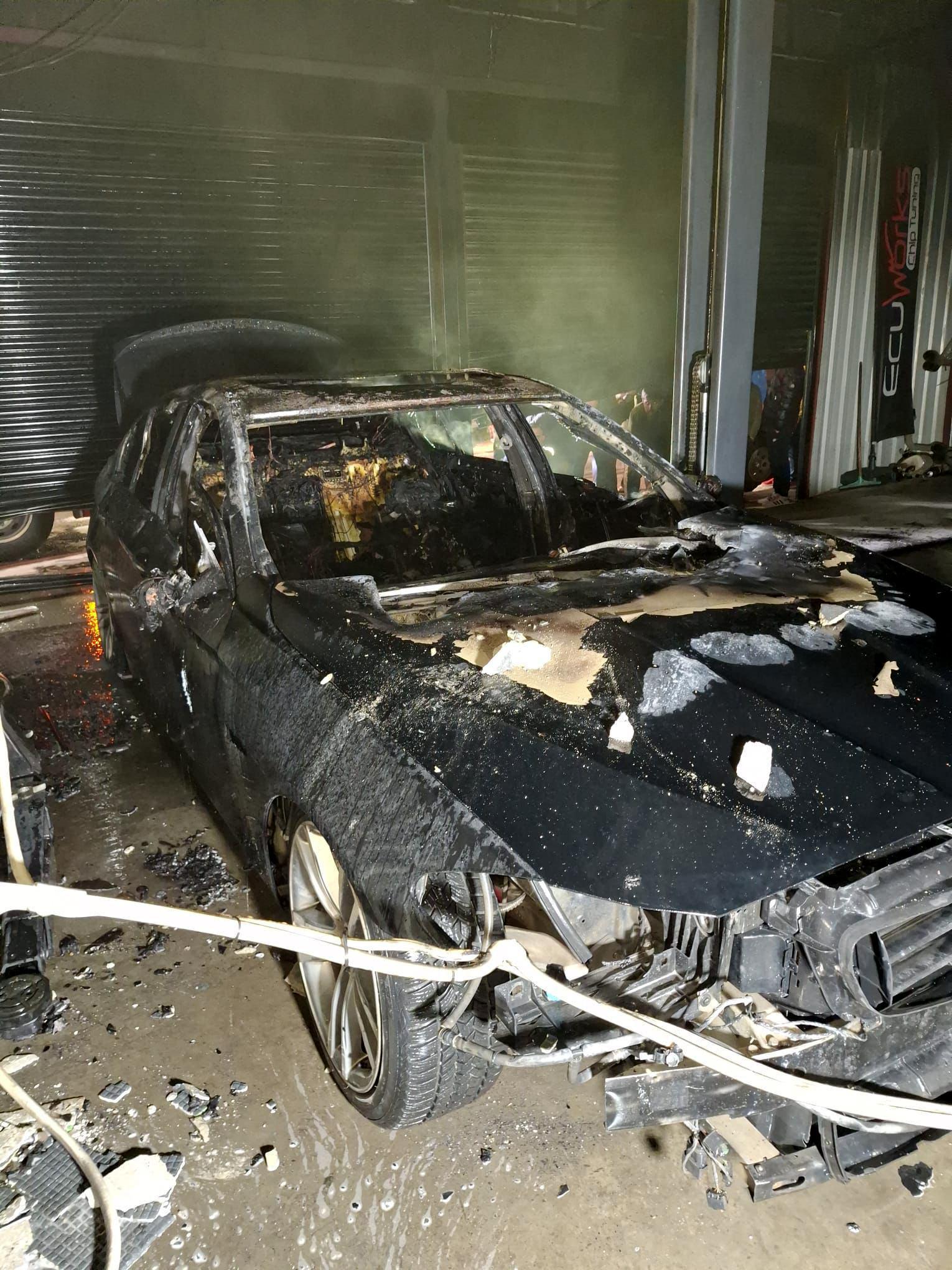 Oto tamirhanesindeki yangın söndürüldü