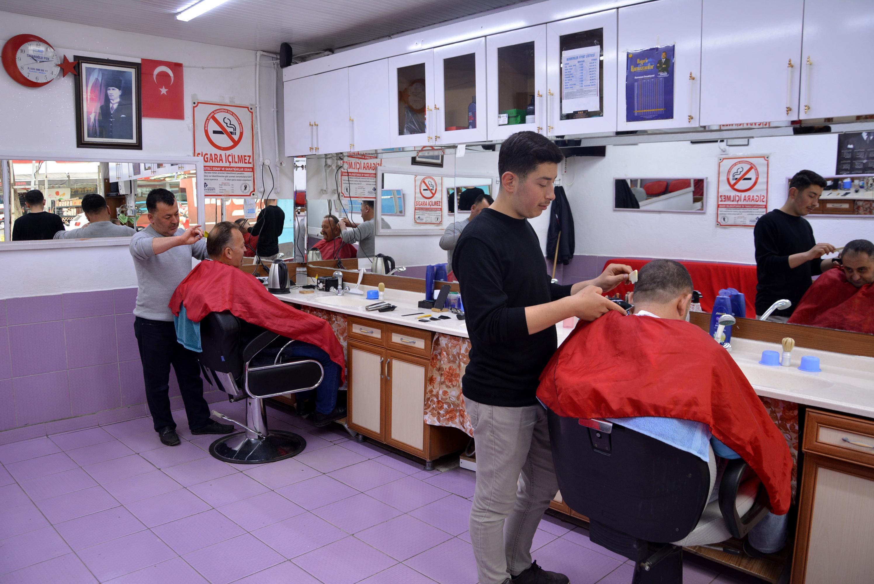 Korkuteli’de ‘bayram tıraşı’ yoğunluğu