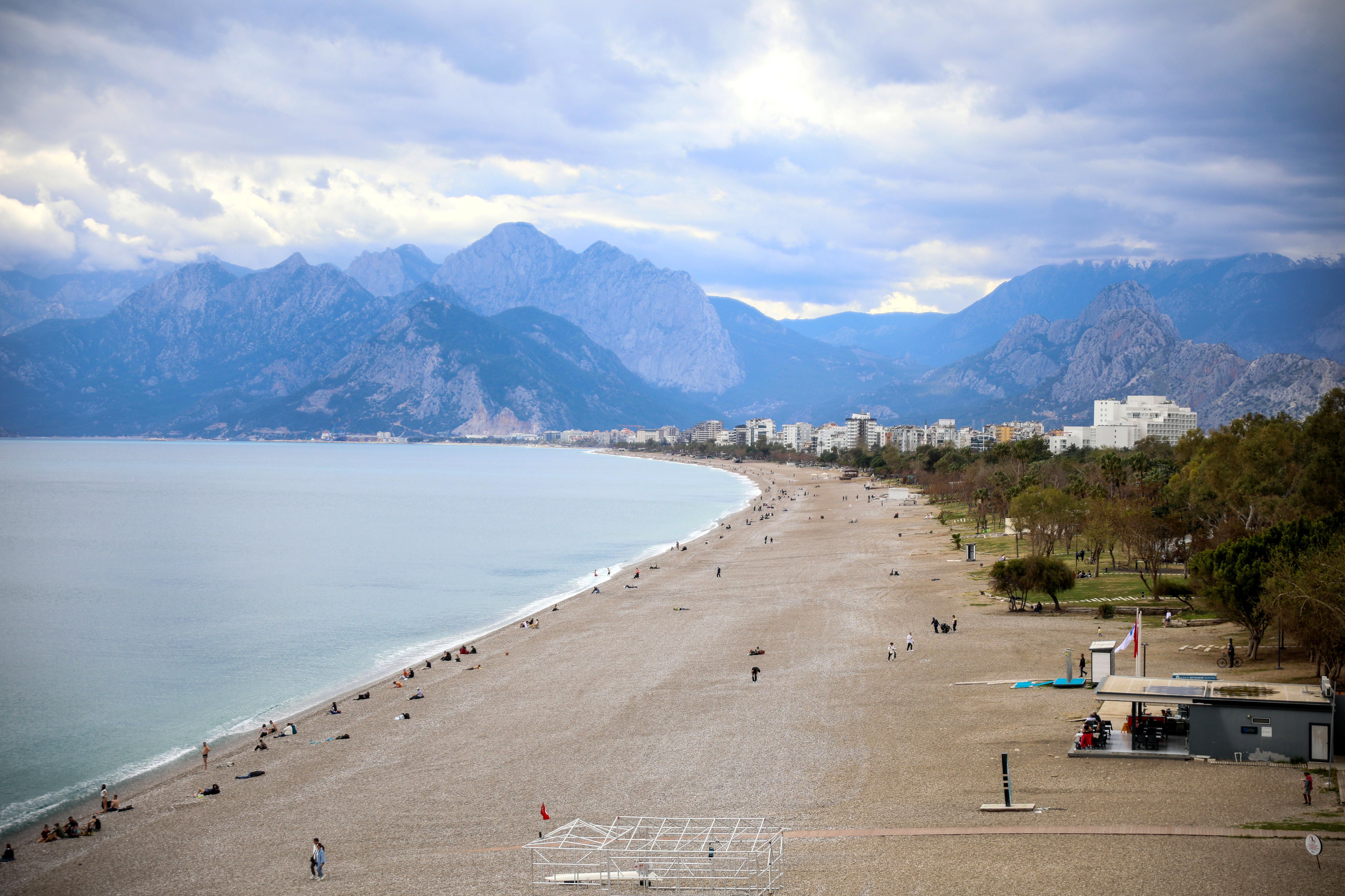 Antalya’da bayram öncesi sahil keyfi