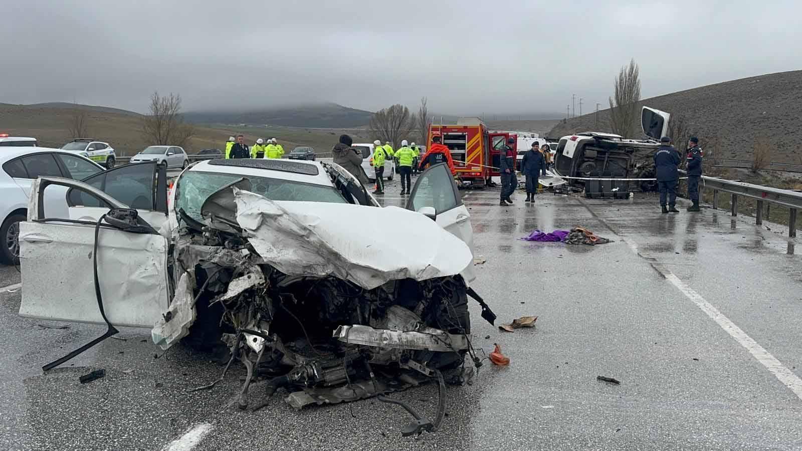 Otomobil, hafif ticari araca çarptı; baba ve oğlu öldü, 4 yaralı