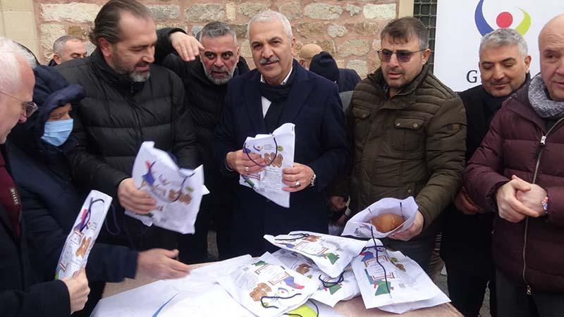 Kocaeli’de, arife gününe özel pişirilen bayram çöreği ikram edildi