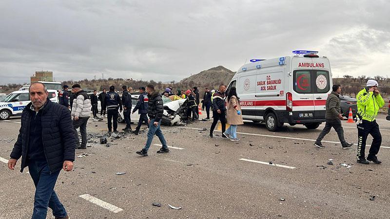 Nevşehir’de 3 aracın karıştığı kazada baba-oğul öldü; 7 yaralı