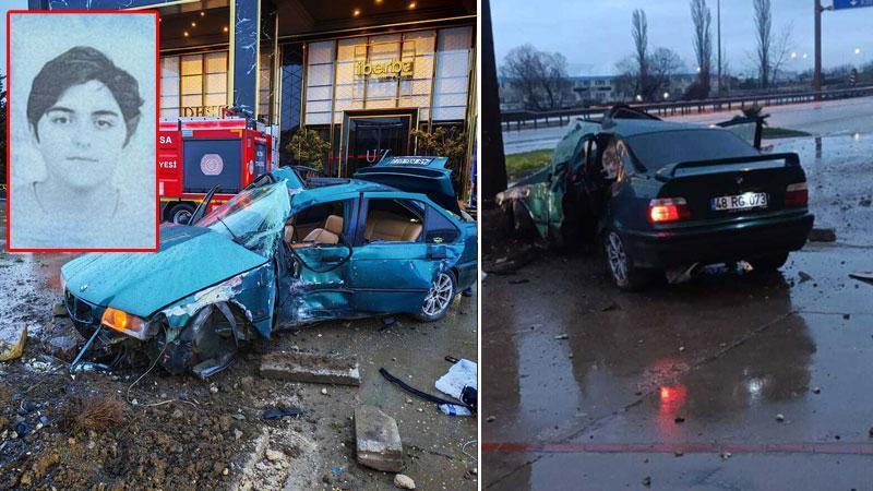 Otomobil beton reklam panosuna çarptı: 1 ölü