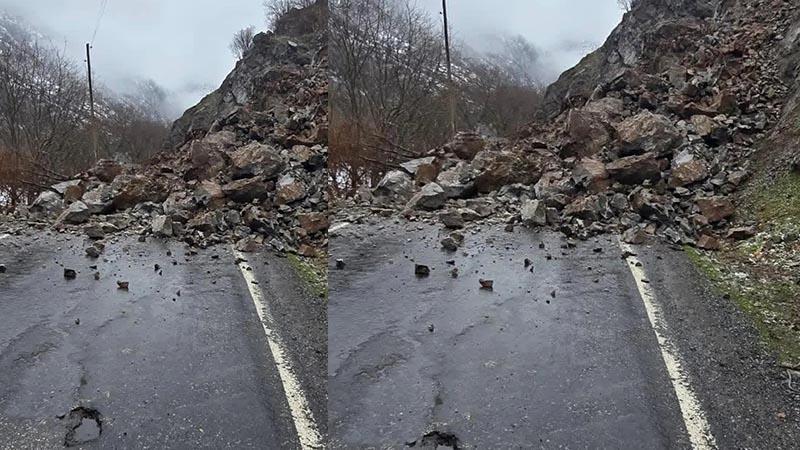 Şırnak’ta kaya düşmesi nedeniyle köy yolu ulaşıma kapandı