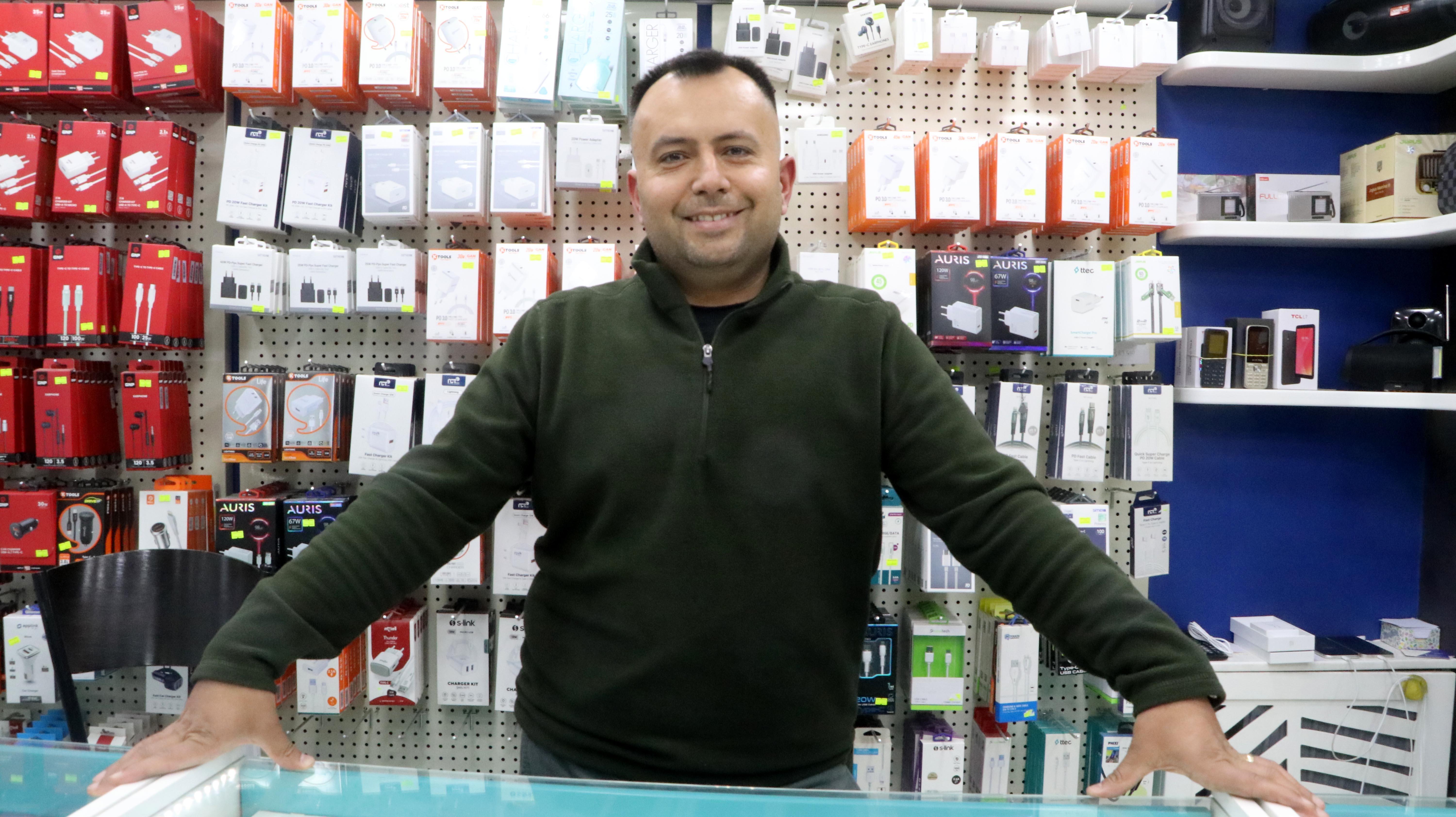 Telefon almak isteyen müşterinin gönderdiği fazla parayı iade etti