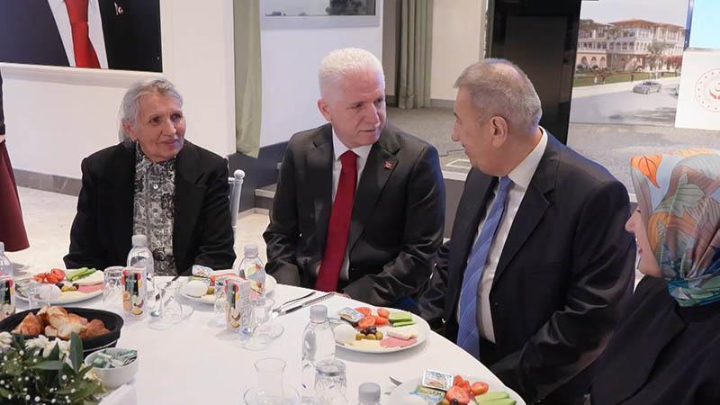 Vali Gül’den Darülaceze’ye bayram ziyareti