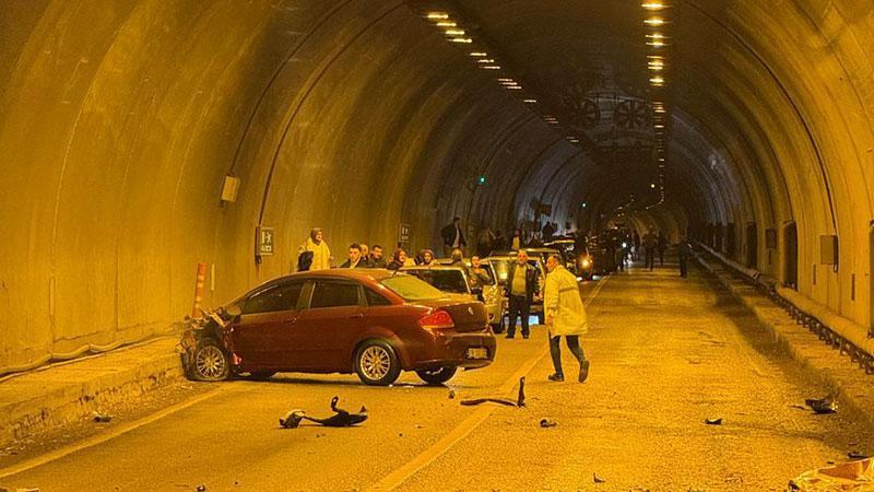 Tünel girişinde iki otomobil çarpıştı: 7 yaralı Tünel girişinde iki otomobil çarpıştı: 7 yaralı