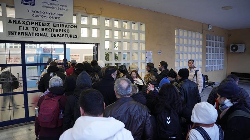 Midilli Adası’nda mahsur kalan Türk turistler yurda döndü Midilli Adası’nda mahsur kalan Türk turistler yurda döndü