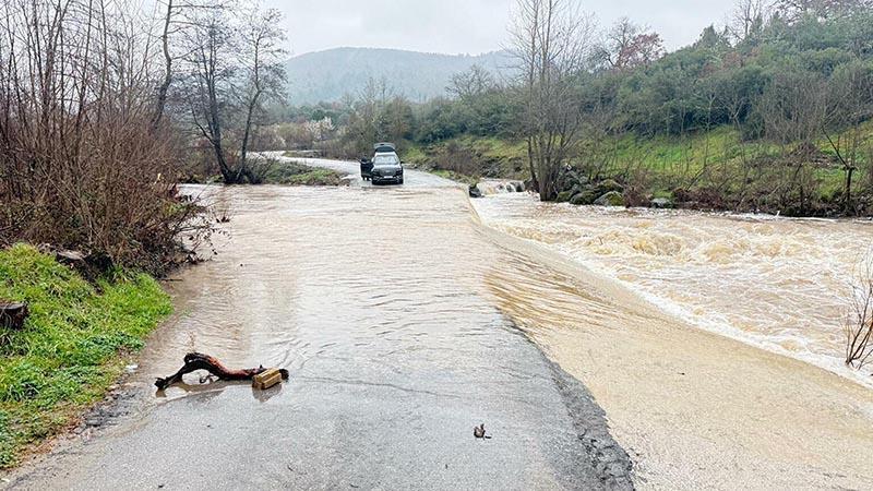 Çanakkale’de sağanak nedeniyle köy yolu kapandı, otomobil suya kapıldı