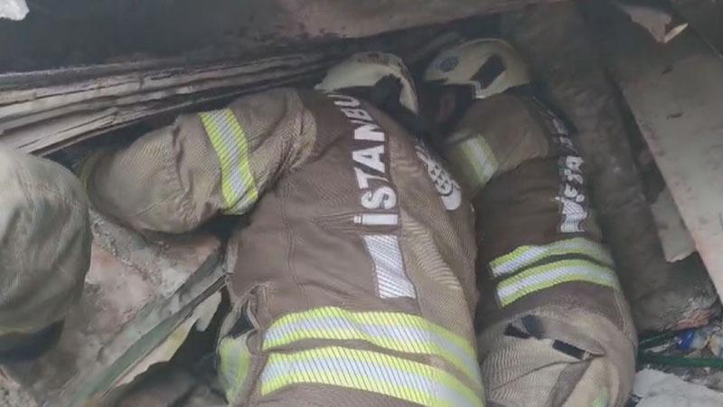 Fatih’te çöken 2 binada enkazda kalanların kurtarıldığı anlar kamerada