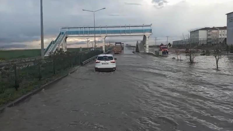 Nusaybin’de sağanak; İpekyolu suyla doldu