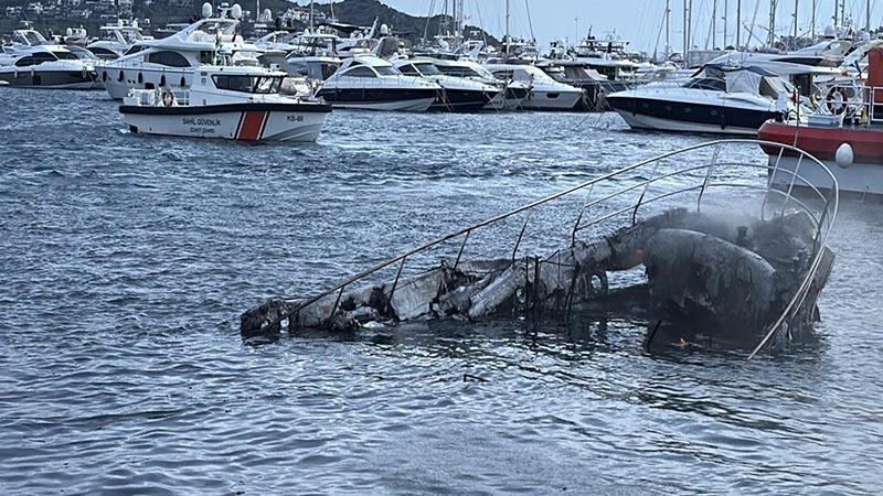 Bodrum’daki yat yangını sonrası temizlik ve enkaz kaldırma çalışması başlatıldı