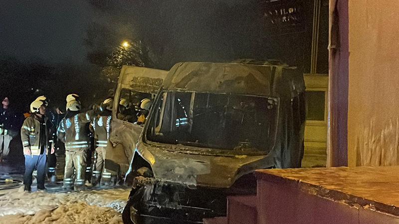 Sarıyer’de park halindeki minibüste çıkan yangın yandaki iş yerine sıçradı
