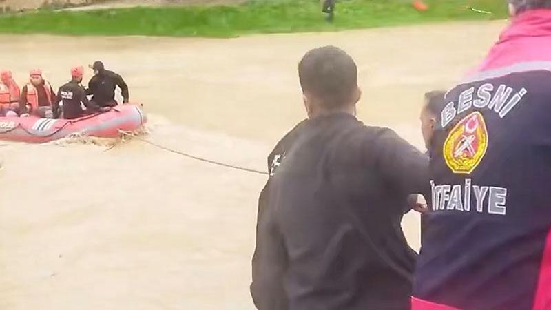 Sel suyuna kapılıp, mağaraya sığınan 4 çiftçi kurtarıldı